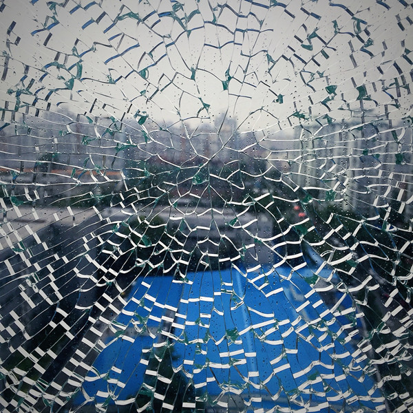 tempered-glass-broken